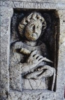 stele-femme-tisserant